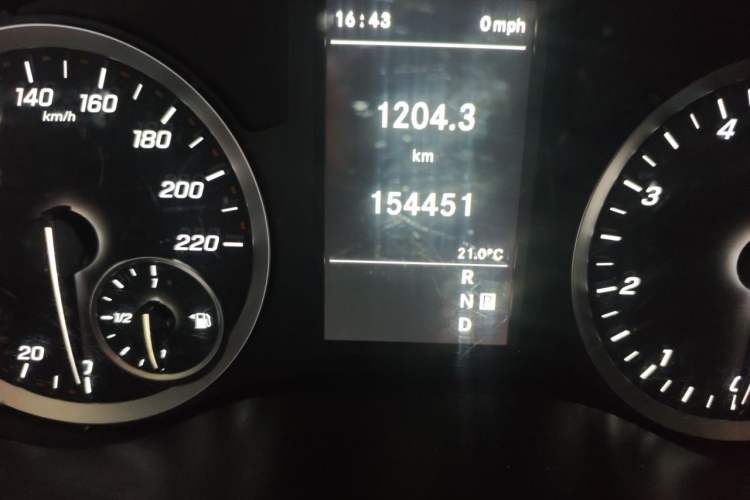 Used Mercedes-Benz Vito 2021 2.0T Elite Version 7 Seats Odometer Close Up