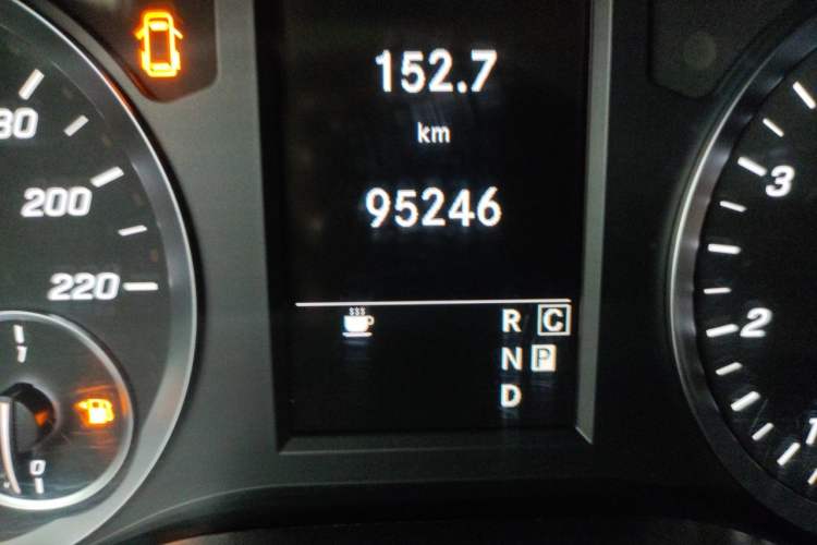 Used Mercedes-Benz Vito 2021 2.0T Elite Version 7 Seats Odometer Close Up
