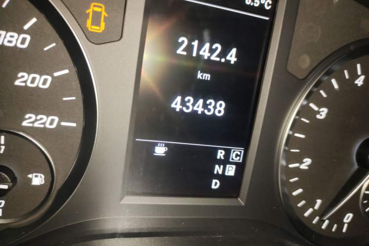 Used Mercedes-Benz Vito 2021 2.0T Elite Version 7 Seats Odometer Close Up