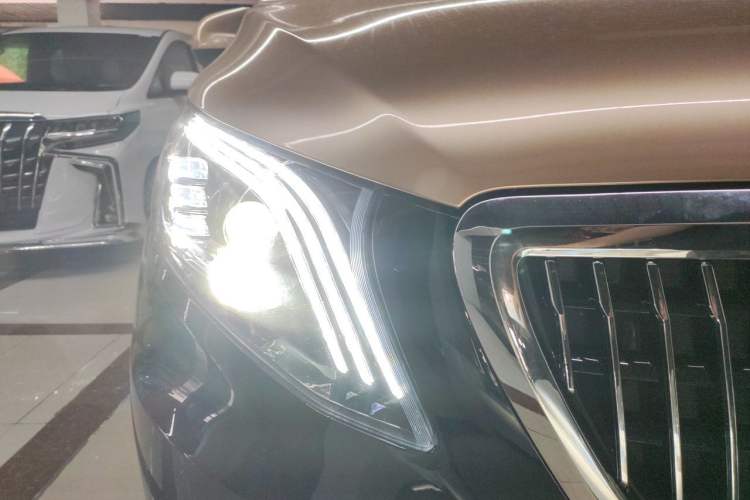 Used Mercedes-Benz Vito 2021 2.0T Elite Version 7 Seats Right Front Headlight