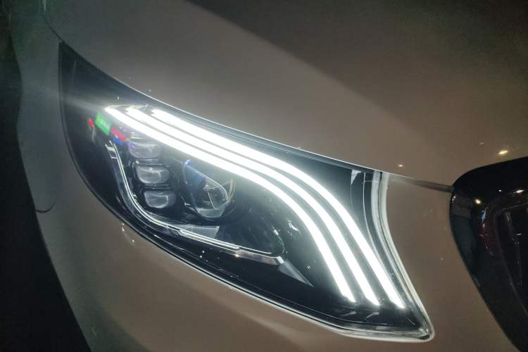 Used Mercedes-Benz Vito 2021 2.0T Elite Version 7 Seats Right Front Headlight
