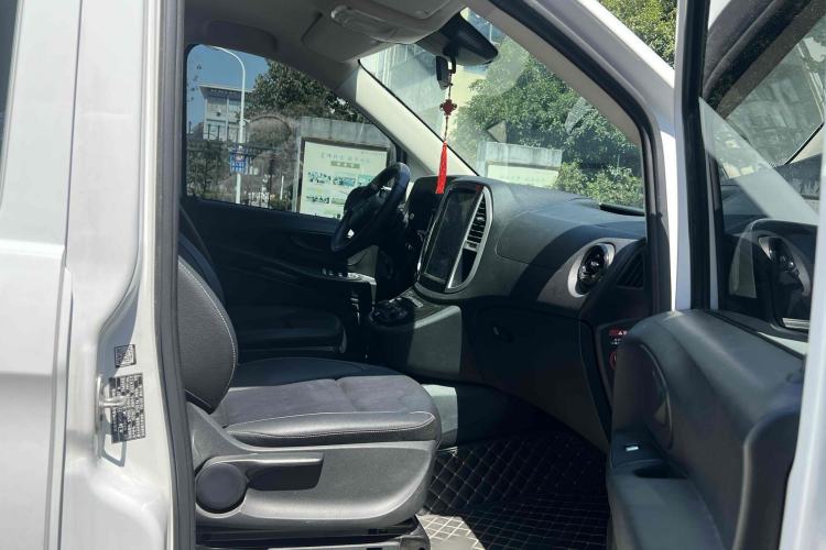 Used Mercedes-Benz Vito 2021 2.0T Elite Version 7 Seats Right Front Seat