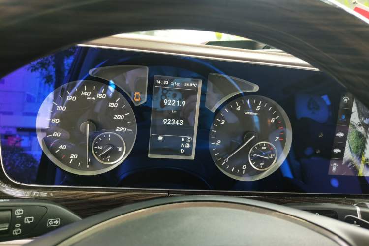 Used Mercedes-Benz Vito  Odometer Close Up