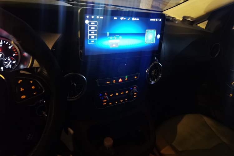 Used Mercedes-Benz Vito 2023 2.0T Business Version 7 Seats Audio And AC Panel