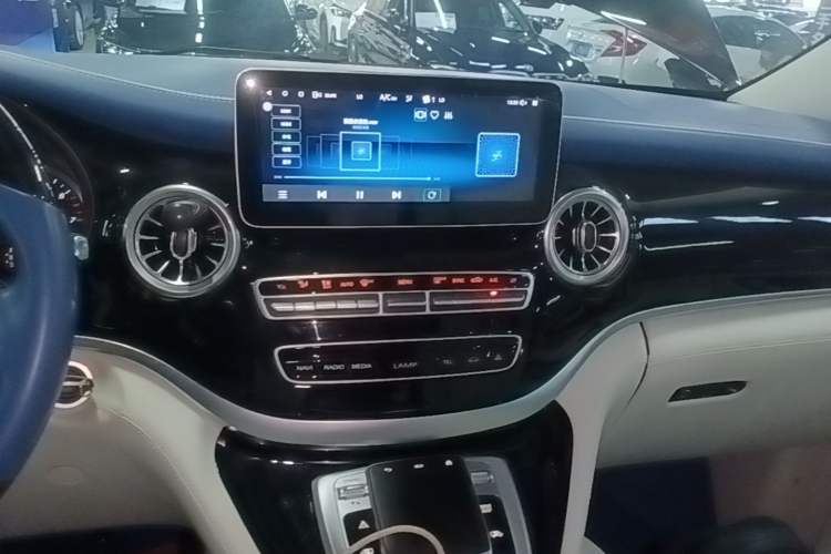 Used Mercedes-Benz Vito 2023 2.0T Elite Version 7 Seats Audio And AC Panel