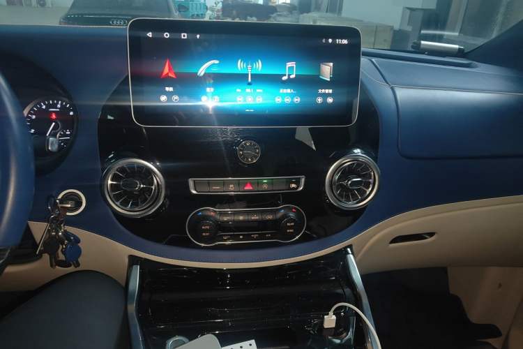Used Mercedes-Benz Vito 2023 2.0T Elite Version 7 Seats Audio And AC Panel