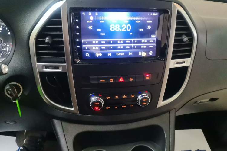 Used Mercedes-Benz Vito 2023 2.0T Business Version 7 Seats Audio And AC Panel