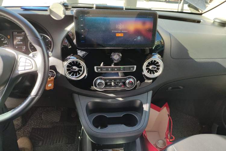 Used Mercedes-Benz Vito 2023 2.0T Business Version 7 Seats Audio And AC Panel