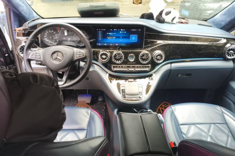 Used Mercedes-Benz Vito 2023 2.0T Business Version 7 Seats Center Console