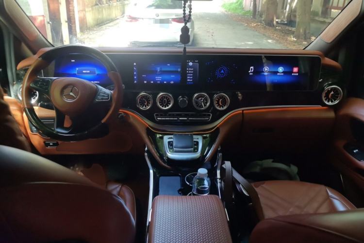 Used Mercedes-Benz Vito 2023 2.0T Elite Version 7 Seats Center Console