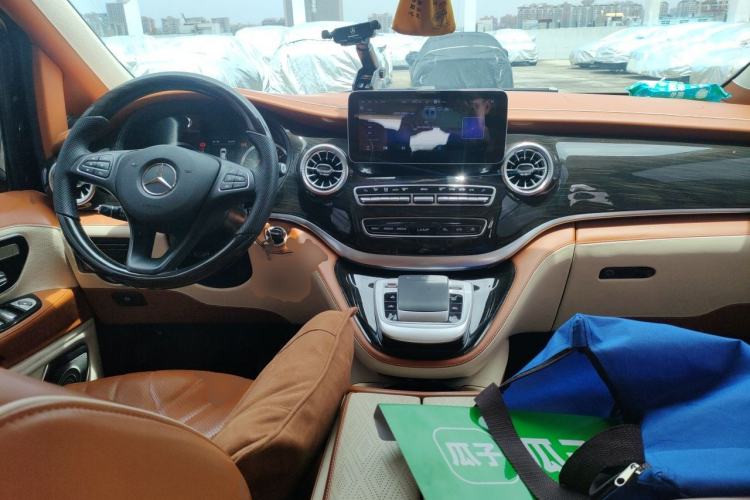 Used Mercedes-Benz Vito 2023 2.0T Business Version 7 Seats Center Console