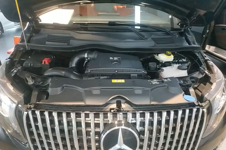 Used Mercedes-Benz Vito 2023 2.0T Elite Version 7 Seats Engine Bay