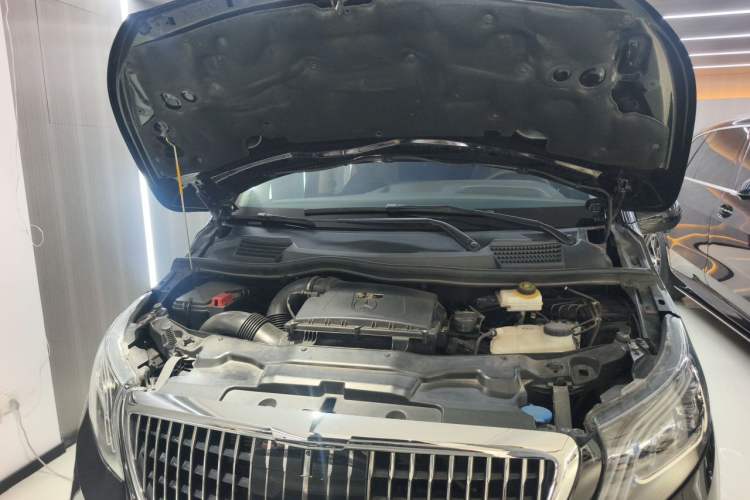 Used Mercedes-Benz Vito 2023 2.0T Elite Version 7 Seats Engine Bay