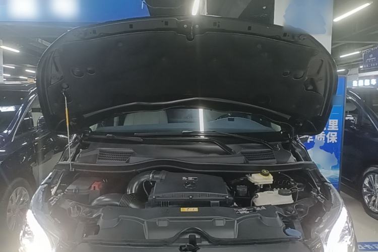 Used Mercedes-Benz Vito 2023 2.0T Elite Version 7 Seats Engine Bay