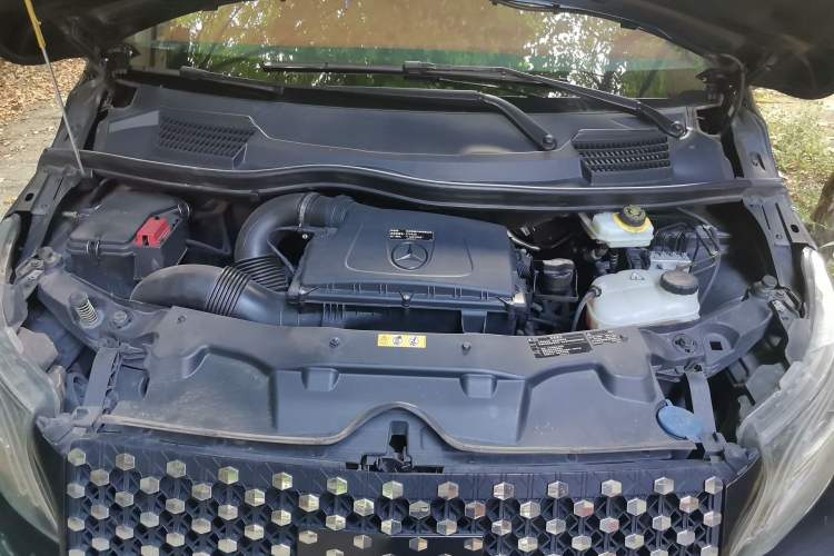 Used Mercedes-Benz Vito 2023 2.0T Elite Version 7 Seats Engine Bay