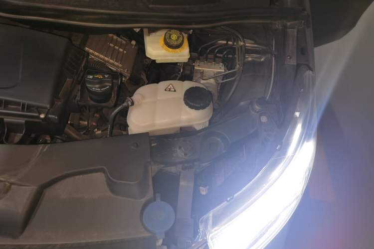 Used Mercedes-Benz Vito 2023 2.0T Business Version 7 Seats Engine Bay Left
