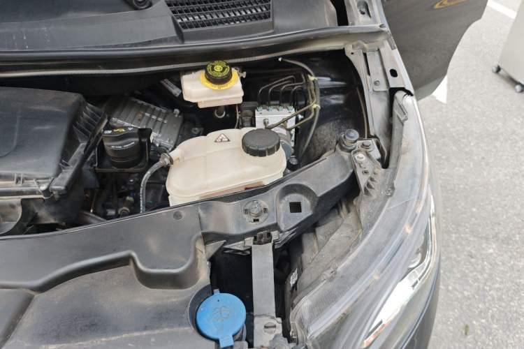Used Mercedes-Benz Vito 2023 2.0T Elite Version 7 Seats Engine Bay Left