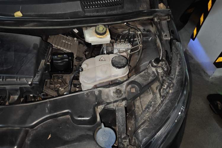 Used Mercedes-Benz Vito 2023 2.0T Elite Version 7 Seats Engine Bay Left