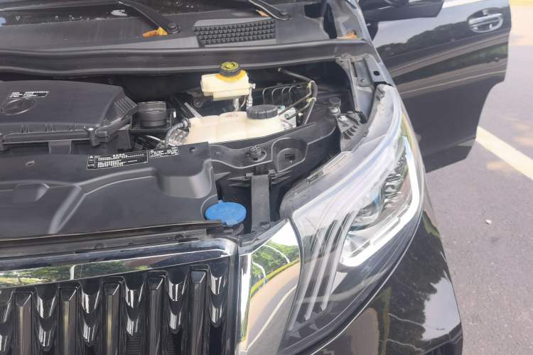 Used Mercedes-Benz Vito 2023 2.0T Business Version 7 Seats Engine Bay Left