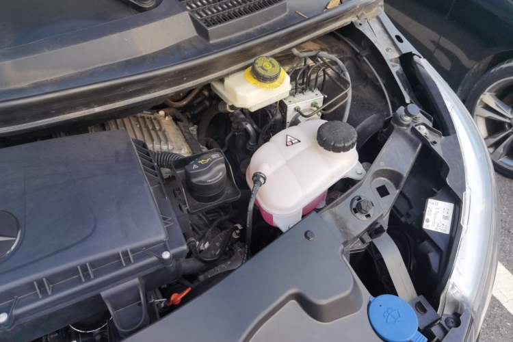 Used Mercedes-Benz Vito 2023 2.0T Business Version 7 Seats Engine Bay Left