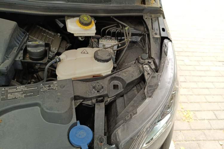 Used Mercedes-Benz Vito 2023 2.0T Elite Version 7 Seats Engine Bay Left