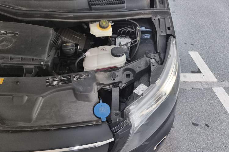Used Mercedes-Benz Vito 2023 2.0T Elite Version 7 Seats Engine Bay Left