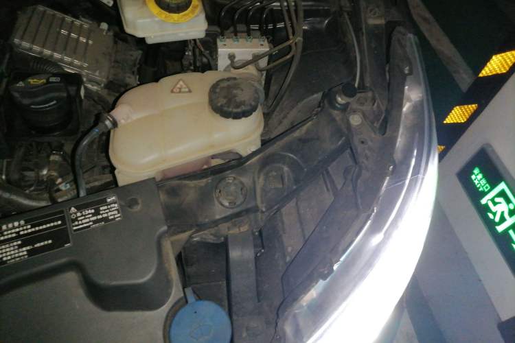 Used Mercedes-Benz Vito 2023 2.0T Elite Version 7 Seats Engine Bay Left