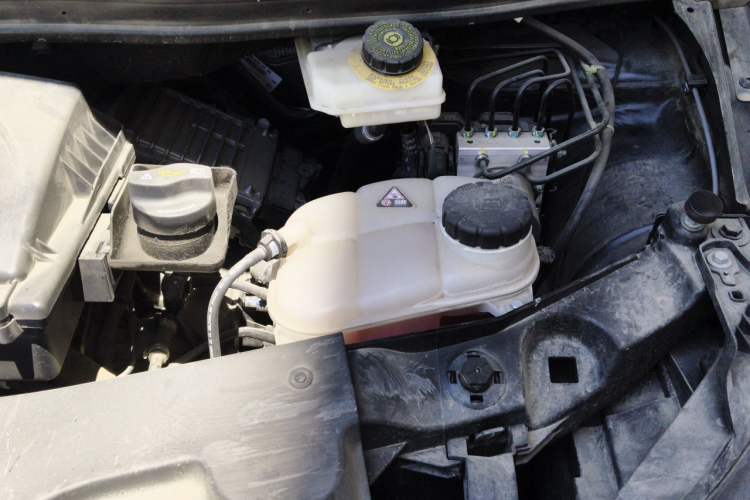 Used Mercedes-Benz Vito 2023 2.0T Business Version 7 Seats Engine Bay Left