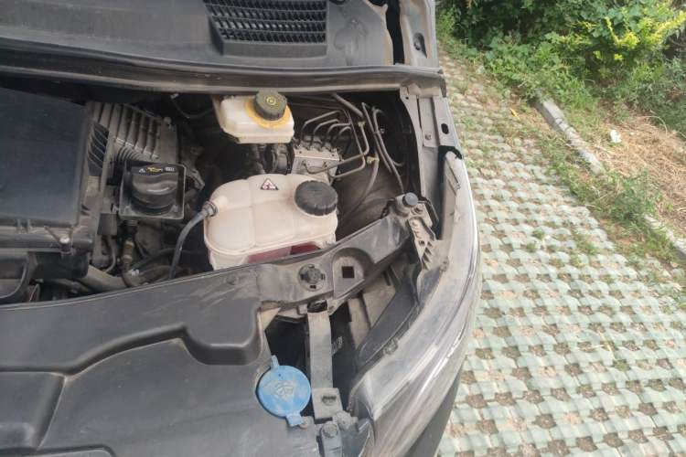 Used Mercedes-Benz Vito 2023 2.0T Elite Version 7 Seats Engine Bay Left