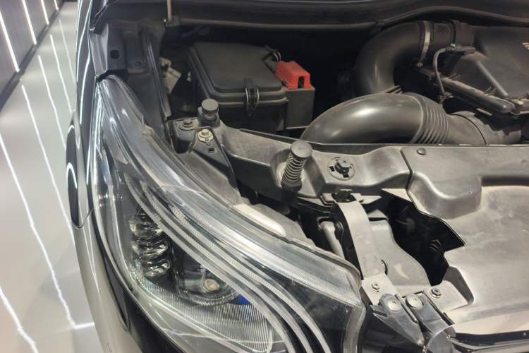 Used Mercedes-Benz Vito 2023 2.0T Elite Version 7 Seats Engine Bay Right