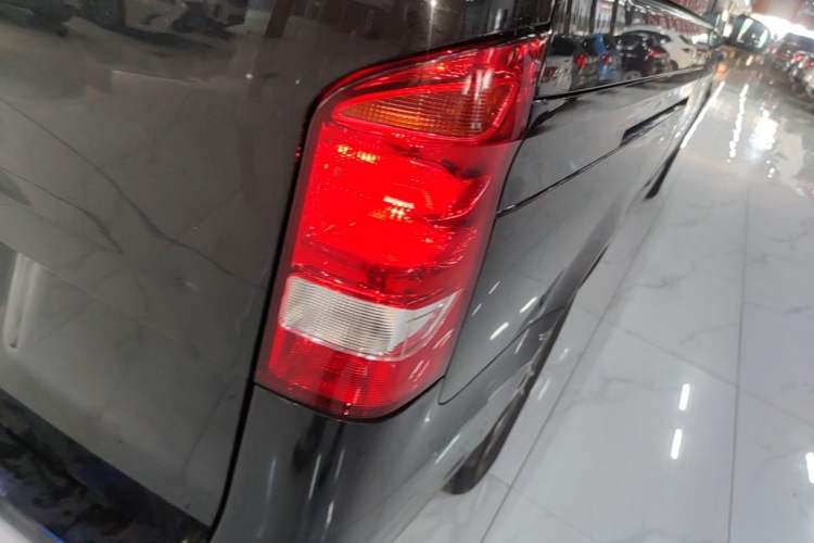 Used Mercedes-Benz Vito 2023 2.0T Business Version 7 Seats Exterior 3