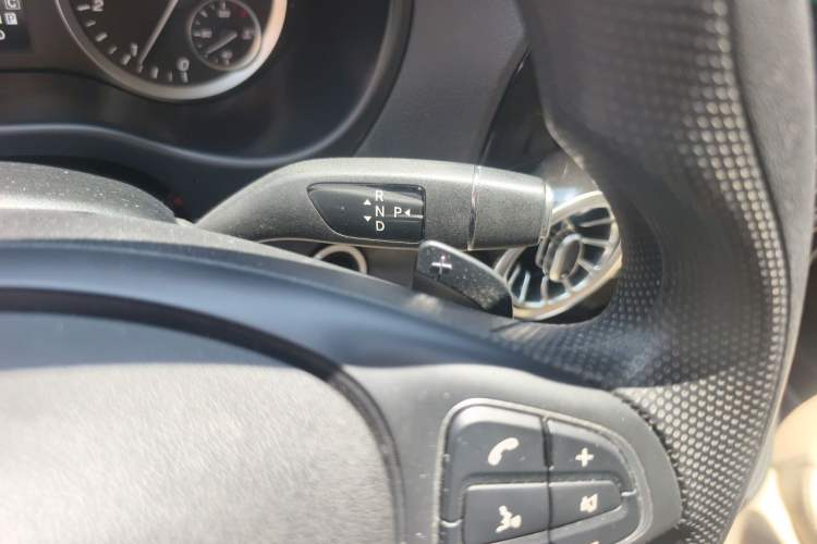 Used Mercedes-Benz Vito 2023 2.0T Elite Version 7 Seats Gear Lever