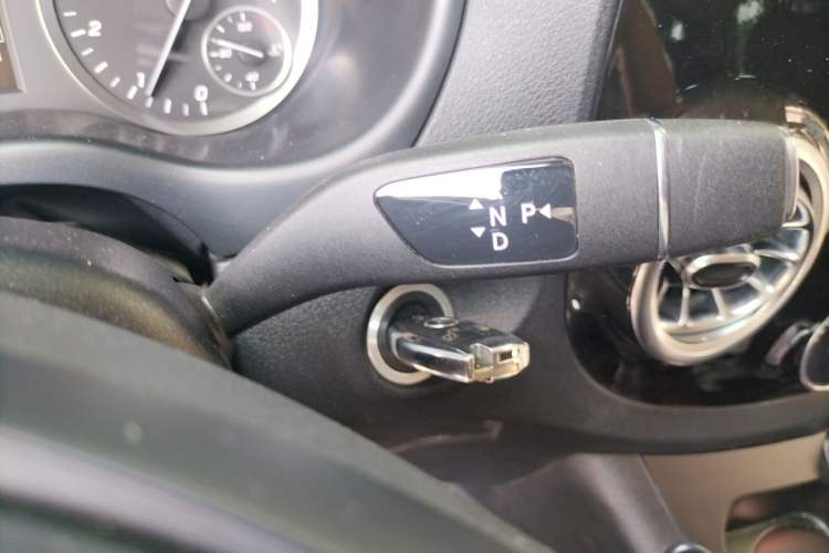 Used Mercedes-Benz Vito 2023 2.0T Elite Version 7 Seats Gear Lever