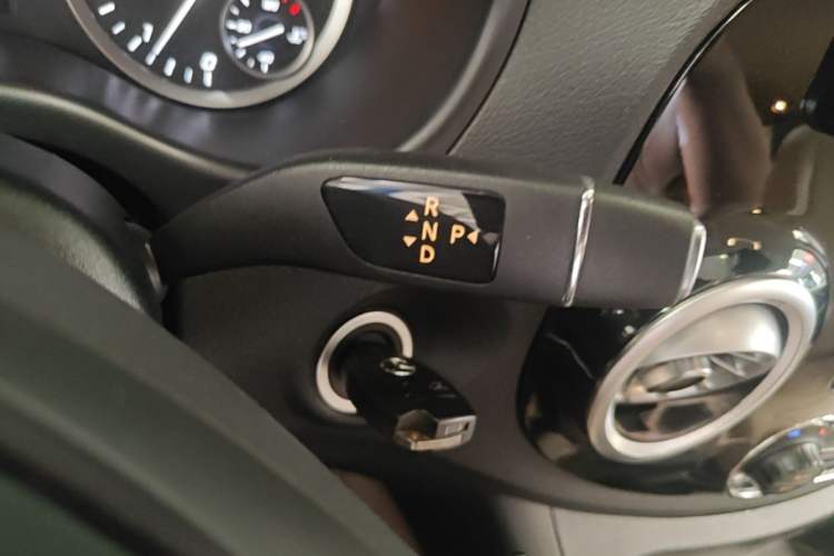 Used Mercedes-Benz Vito 2023 2.0T Elite Version 7 Seats Gear Lever
