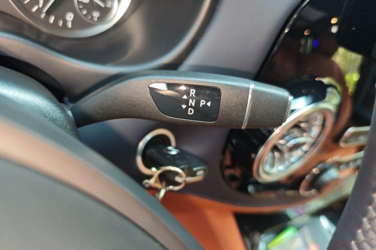 Used Mercedes-Benz Vito 2023 2.0T Elite Version 7 Seats Gear Lever