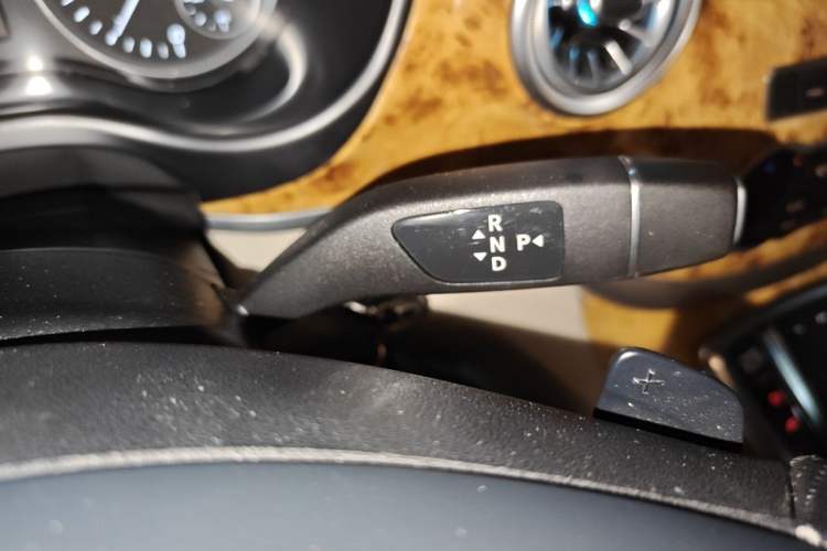Used Mercedes-Benz Vito 2023 2.0T Elite Version 7 Seats Gear Lever