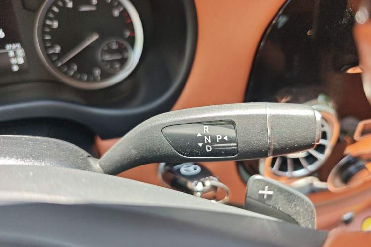 Used Mercedes-Benz Vito 2023 2.0T Elite Version 7 Seats Gear Lever