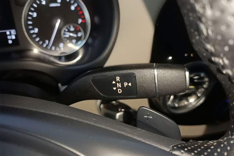 Used Mercedes-Benz Vito 2023 2.0T Elite Version 7 Seats Gear Lever