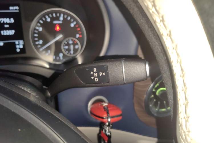 Used Mercedes-Benz Vito 2023 2.0T Elite Version 7 Seats Gear Lever