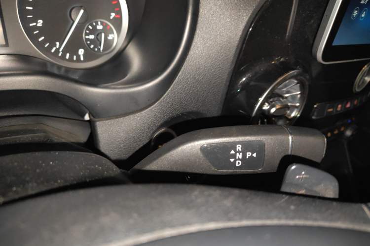 Used Mercedes-Benz Vito 2023 2.0T Elite Version 9 Seats Gear Lever