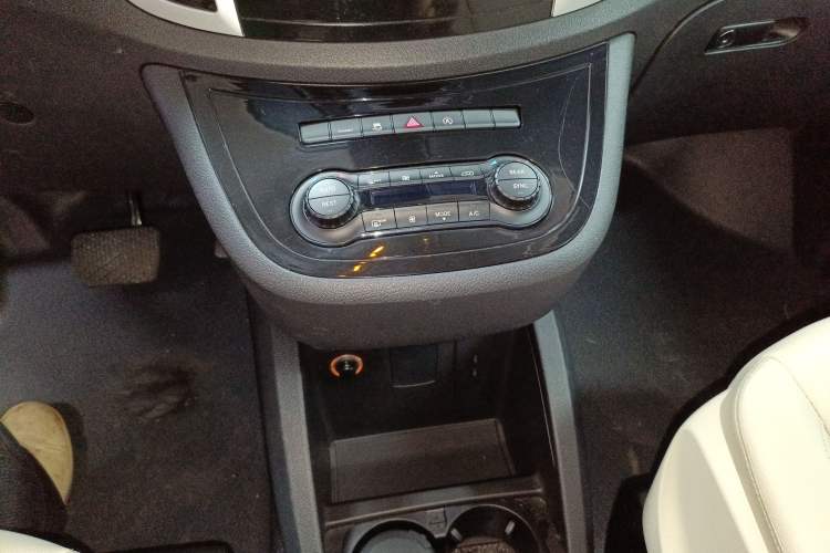 Used Mercedes-Benz Vito 2023 2.0T Elite Version 7 Seats Gear Lever