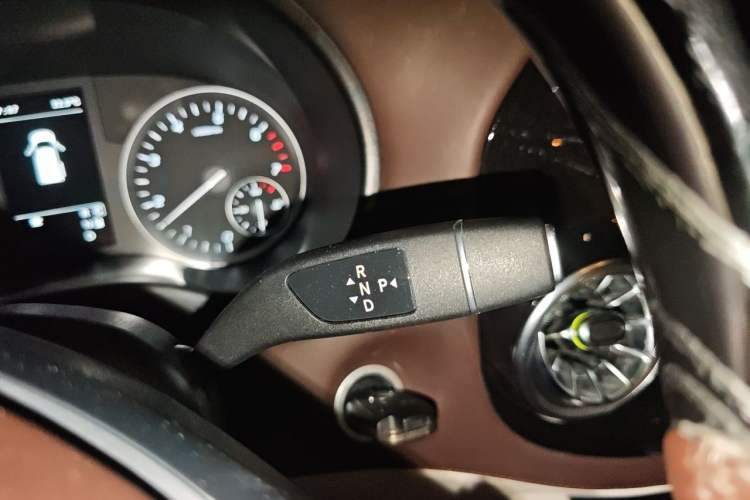 Used Mercedes-Benz Vito 2023 2.0T Elite Version 7 Seats Gear Lever