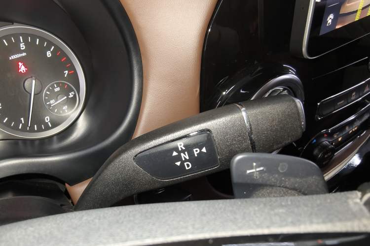 Used Mercedes-Benz Vito 2023 2.0T Elite Version 7 Seats Gear Lever