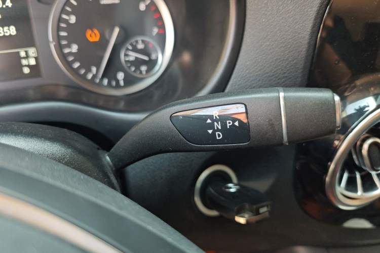 Used Mercedes-Benz Vito 2023 2.0T Business Version 7 Seats Gear Lever