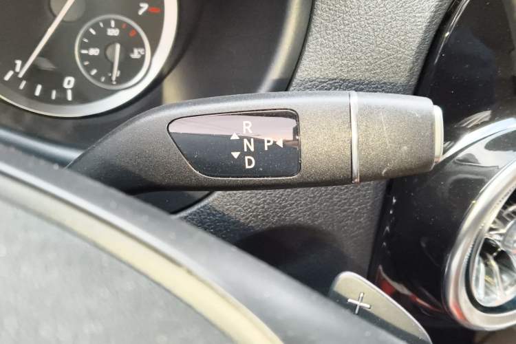 Used Mercedes-Benz Vito 2023 2.0T Elite Version 7 Seats Gear Lever