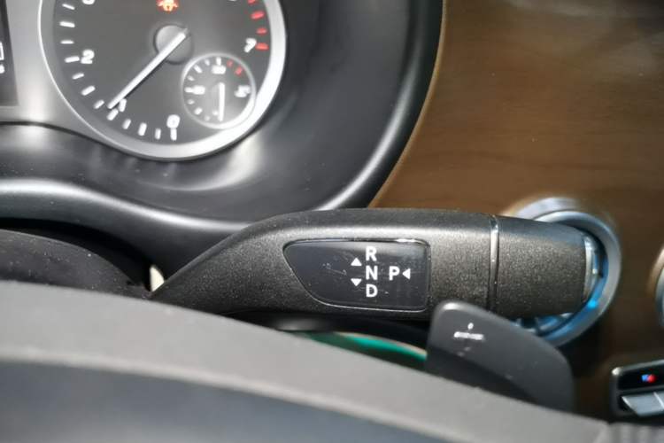 Used Mercedes-Benz Vito 2023 2.0T Elite Version 7 Seats Gear Lever