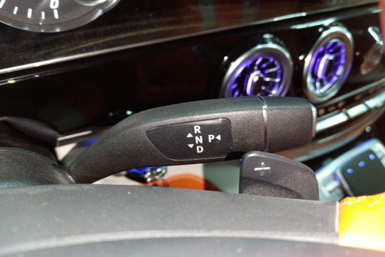 Used Mercedes-Benz Vito 2023 2.0T Elite Version 7 Seats Gear Lever