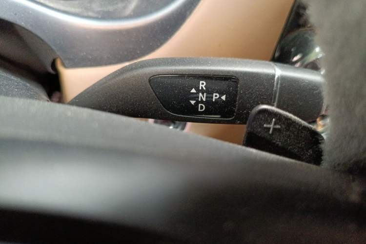Used Mercedes-Benz Vito 2023 2.0T Elite Version 7 Seats Gear Lever