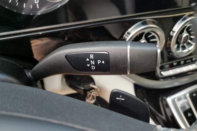 Used Mercedes-Benz Vito 2023 2.0T Business Version 7 Seats Gear Lever