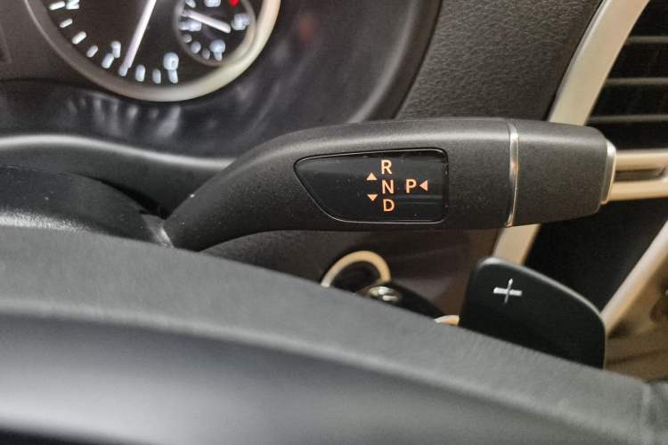 Used Mercedes-Benz Vito 2023 2.0T Elite Version 7 Seats Gear Lever